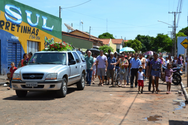 População de Bataguassu acompanhou cortejo realizado a vítimas fatais do acidente
Foto: Cidades na Web