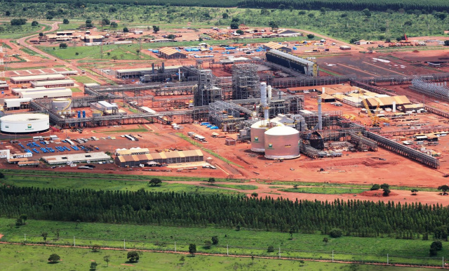Vista geral do complexo na Unidade de Fertilizantes Nitrogenados que a Petrobras estava construindo em Três Lagoas, porém se encontra paralisada desde o ano passado (Foto: Arquivo/Perfil News)
