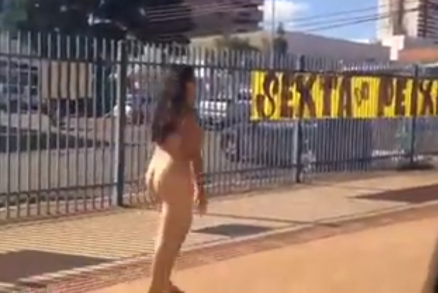 Mulher andou na calçada da rua Maracajú completamente nua chamando a atenção das pessoas (Foto: Reprodução Facebook) 