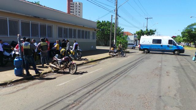Durante a blitz, os policiais e o agentes de trânsito fecharam um trecho da Avenida Rosário Congro (Foto: Ricardo Ojeda) 