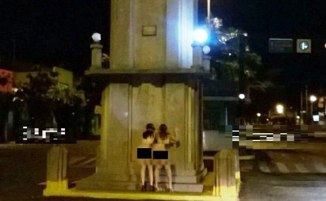 As garotas posaram para as fotos no obelisco no centro de Três Lagoas possivelmente de madrugada (Foto: Reprodução) 