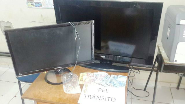 Na vistoria ao imóvel, os policiais militares encontraram dois televisores que foram, provavelmente, usados para troca em drogas; os aparelhos foram apreendidos (Foto: Celso Daniel)