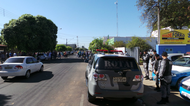 Equipes da Policia Militar e uma guarnição da ROTAI foram acionadas para conter tumulto, mas ficaram de longe acompanhando o movimento, sem a necessidade de intervir (Foto: Ricardo Ojeda) 