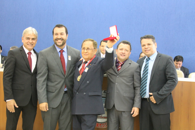 O vereador e presidente da Câmara Municipal Jorginho do Gás, os vereadores Marcus Bazé, Klebinho e Welton Irmão, entregam homenagem a Lázaro Dutra. (Foto: Tamires Tatye)