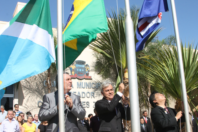 Hasteamento das bandeiras do Brasil, Mato Grosso do Sul e de Três Lagoas, durante a solenidade. (Foto: Tamires Tatye)