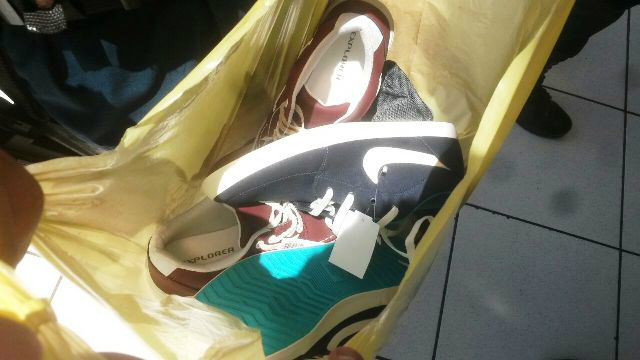 Alguns produtos foram encontrados com ele dentro da sacola, entre eles estava uma bolsa com calçados furtados. (Foto: Celso Daniel)