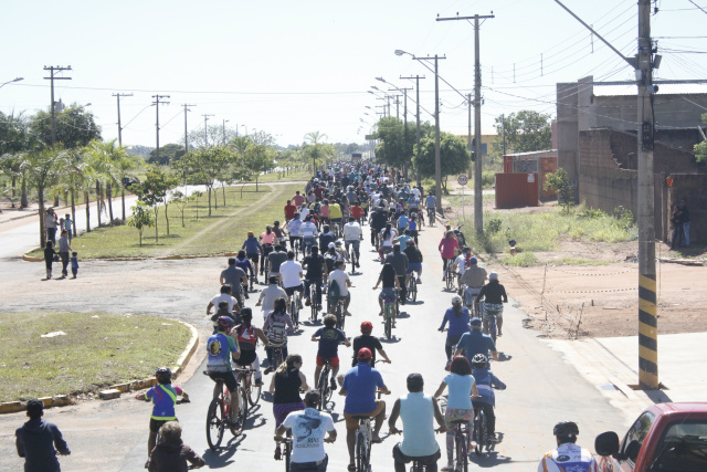 Às 9 horas foi dada a largada e os ciclistas pedalaram pelas Avenidas Rosário Congro e Filinto Mulher em direção ao Balneário Municipal Miguel Jorge Tabox. (Foto: Assessoria)