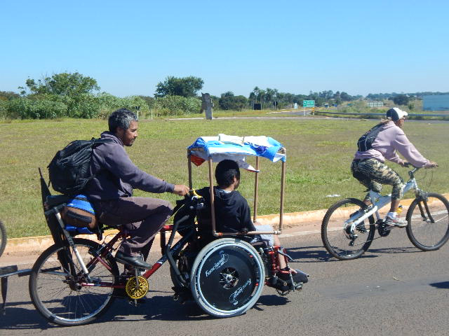 Luis Rodrigues dos Santos adaptou bicicleta para filho  portador de necessidade especial. (Foto: Assessoria)