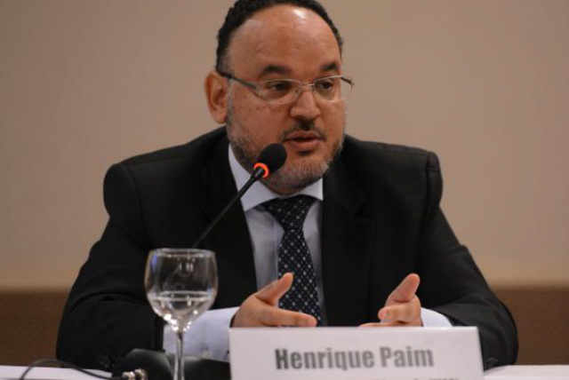 O  ministro  da  Educação,  José  Henrique  Paim,  defende  medidas  