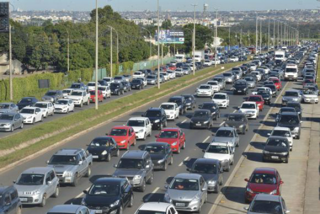 Vendas de veículos recuaram 9,32% em abril último e 21,34% na comparação com abril de 2015. (Foto: Agência Brasil)