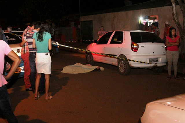 O corpo da vítima foi coberto, enquanto era aguardada a presença da perícia que veio de Paranaíba (Foto: Jovem Sul News)