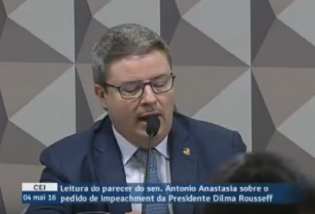 A leitura é feita pelo senador Antônio Anastasia ao vivo. (Foto: Reprodução/Youtube)