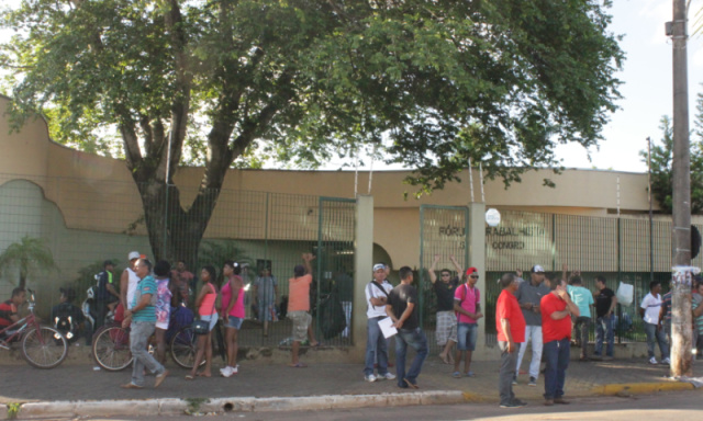 Centenas de trabalhadores demitidos, logo no início da ação motivada pelo Sintiespav se postaram em frente ao Fórum do Trabalho para acompanhar a ação da Justiça (Foto: Ricardo Ojeda)