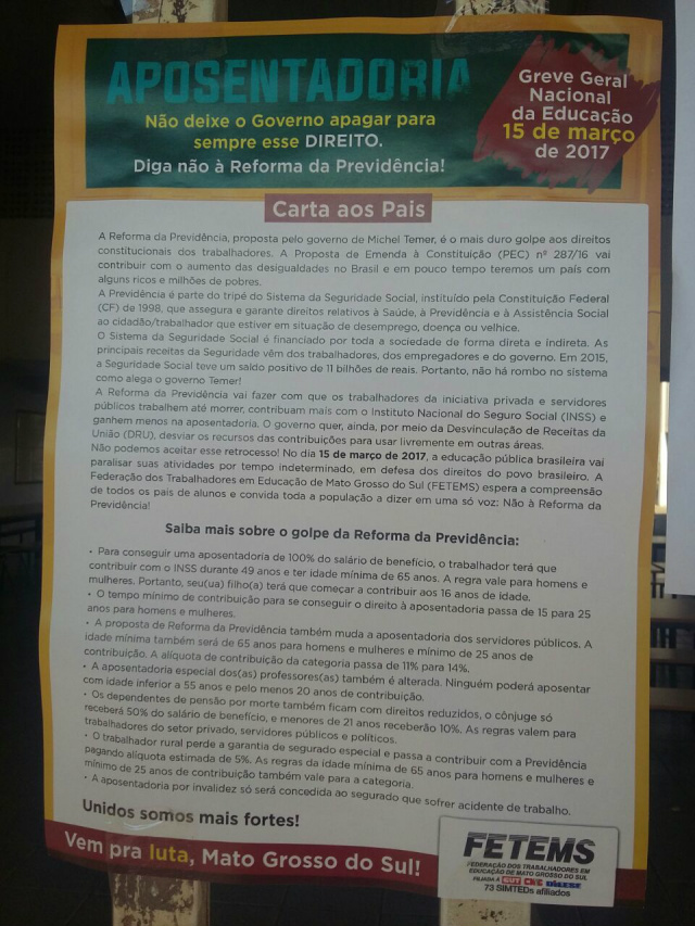 Carta direcionada aos pais dos alunos, fixada na porta de entrada da Escola Municipal Professor Ramez Tebet em Três Lagoas. (Foto: Patrícia Miranda) 