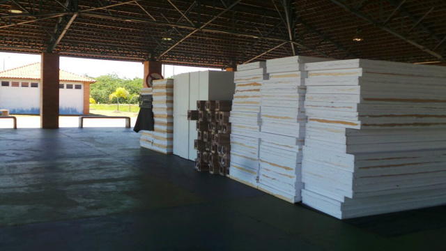 Placas de madeira que serão utilizadas para a montagem dos estandes. (Fotos: Ricardo Ojeda/ Perfil News). 