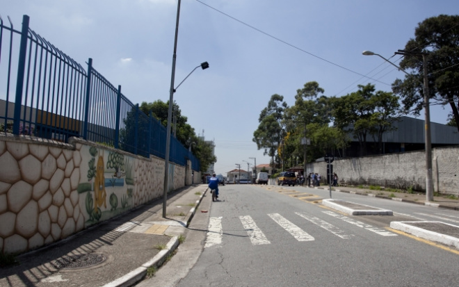 À esquerda, escola municipal Guiomar Cabral e, em frente, a estadual Cândido Gomide em São Paulo: diferença que pode ser percebida por quem passa é maior para quem estuda
Foto: Amana Salles/Fotoarena