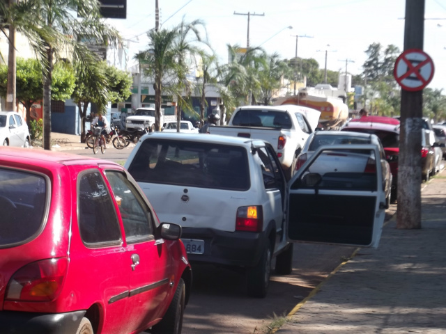 Veículos envolvidos no acidente, camionete parada em fila dupla onde é proibido para e estacionar (Foto: Jean Souza/Perfil News)