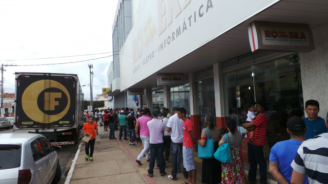 Na primeira hora de hoje trabalhadores começaram a concentrar em frente da agência da Caixa Econômica Federal da Rua Paranaíba, área central da cidade (Foto: Ricardo Ojeda) 