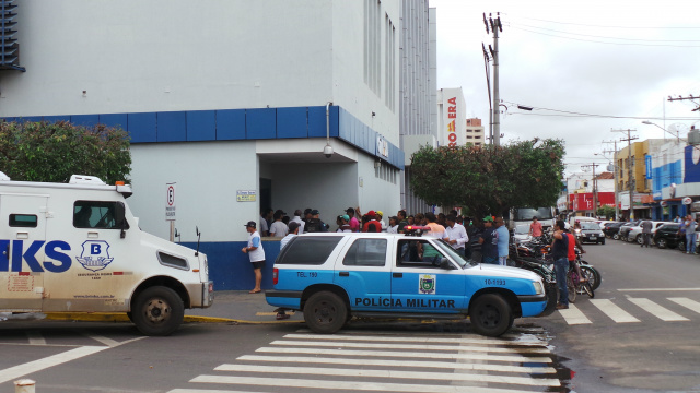 Por volta das 08hs00 a Polícia Militar foi acionada para acompanhar a movimentação dos trabalhadores (Foto: Ricardo Ojeda) 