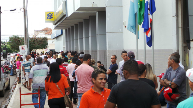 O movimento  da fila foi aumentando que chegou a impedir a entrada da agência do Banco do Brasil, que fica ao lado da CEF (Foto: Ricardo Ojeda) 