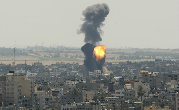Fumaça e chamas são vistas após ataque contra a cidade de Gaza, ontem (Foto: Reuters/G1)