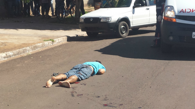 A vítima fatal estava em uma camionete Hilux, quando desceu na rua Jari Mercante sendo perseguido pelos seus executores e morreu com vários tiros (Foto: Ricardo Ojeda)
