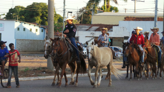 Em Três Lagoas, o jovem Cavaleiro das Américas foi recebido por uma comitiva de cavaleiros locais (Foto: Ricardo Ojeda)