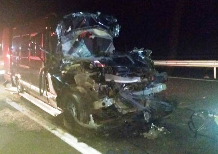 Van de Andradina bate em caminhão; motorista morre e 9 se ferem