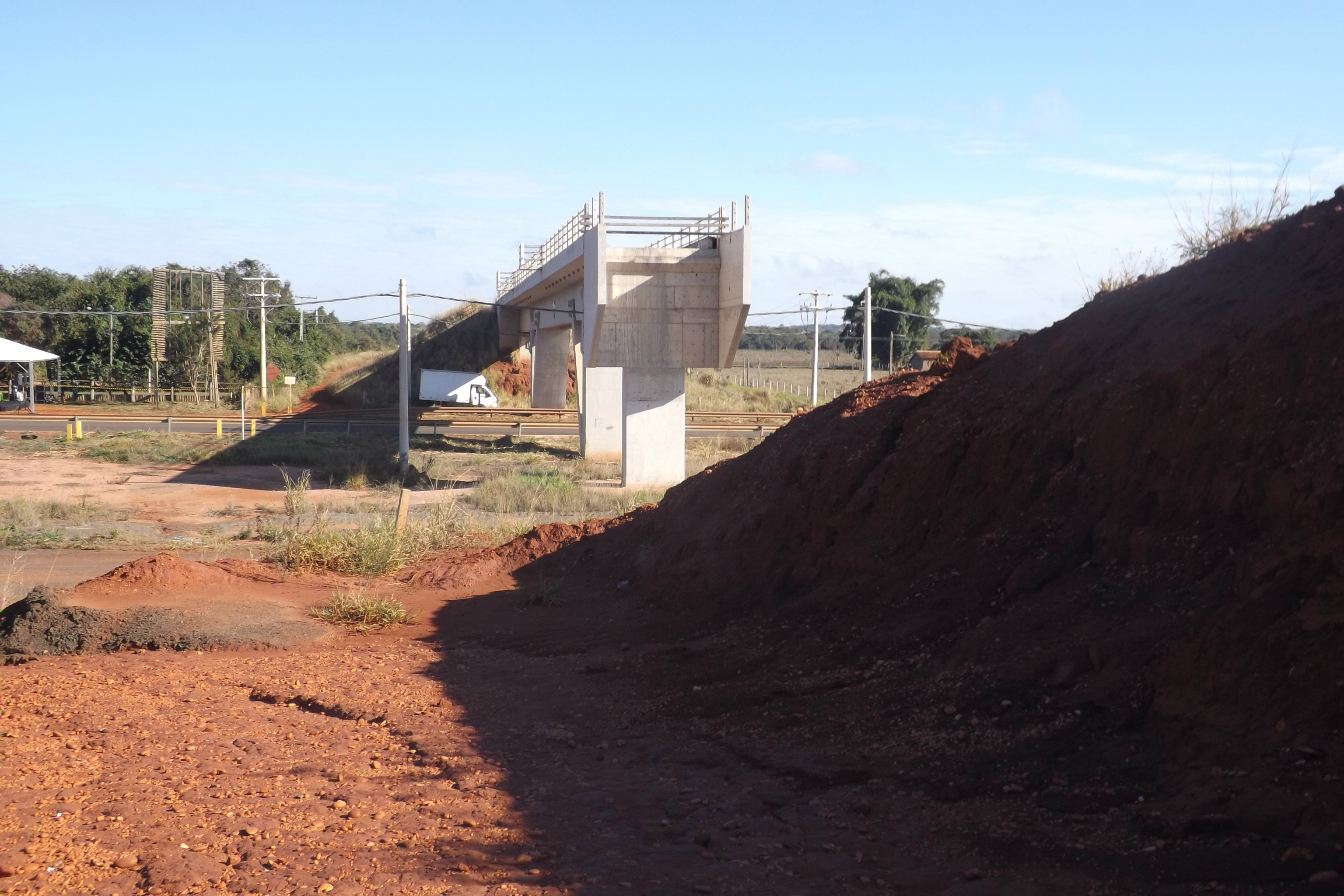 Ferroduto que serve o contorno ferroviário da cidade; obras já começaram e também concorre para aumento no setor laboral e ao escoamento da produção regional (Foto: Edivelton Kologi)