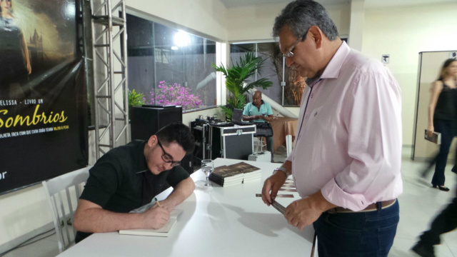 O jornalista e diretor do Pefil News Ricardo Ojeda recebeu uma dedicatória no livro: 