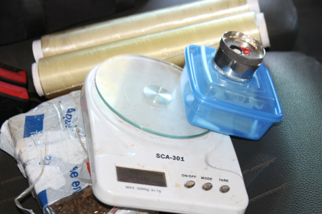Tablete de maconha, balança de precisão, dichavador, filme para embalagem e pinos de cocaína no potinho (Foto: Jean Souza)