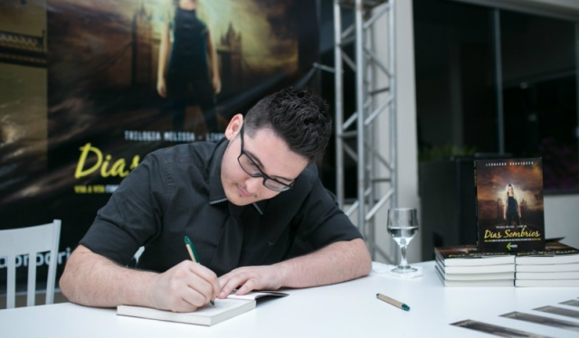 Prefeita prestigia lançamento de livro de jovem três-lagoense Na ocasião, o autor autografou os exemplares dos convidados que acompanharam o lançamento e falou da alegria em realizar seu antigo sonho. (Foto: Assessoria)