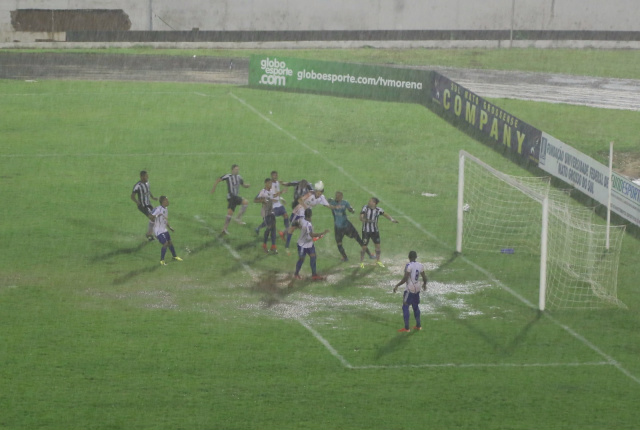 Chovia bastante no momento da partida no Estádio Morenão. (Foto: Marcelo Ezoe - FFMS)
