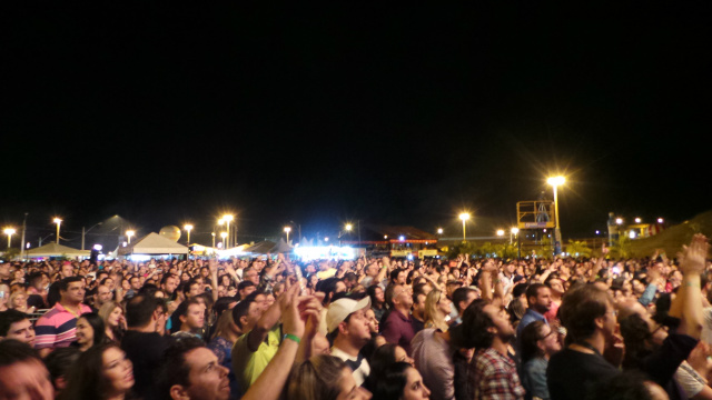 Milhares de pessoas cantaram junto com a banda mineira Jota Quest no primeiro dia de Motoshow em Três Lagoas (Foto: Ricardo Ojeda)