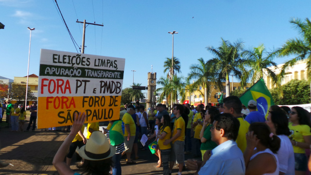 Usando roupas com a cores da Bandeira Brasileira e mostrando cartazes com frases contro o governo e o PT, manifestantes se concentraram na praça Ramez Tebet (Foto: Ricardo Ojeda)