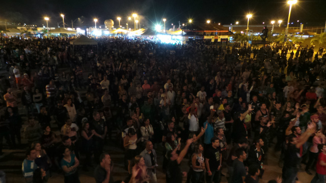 Embora a segunda noite de Motoshow não teve bandas famosas, mas o comparecimento de público  e motos possantes superaram o dia anterior (Foto: Ricardo Ojeda) 