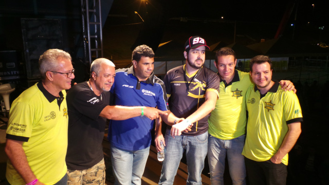 De boné, Fabio Luís Marques, do Moto Clube Mangavas, de Brotas (SP) foi o sorteado com o número, 02951, ganhando uma moto 125 cilindradas 0 KM (Foto: Ricardo Ojeda) 