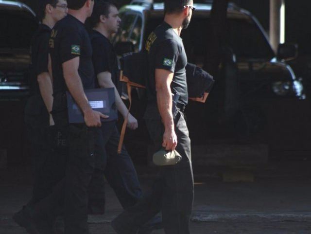 Policias participantes da operação ao chegarem à sede da PF (Foto: Marcos Ermínio)