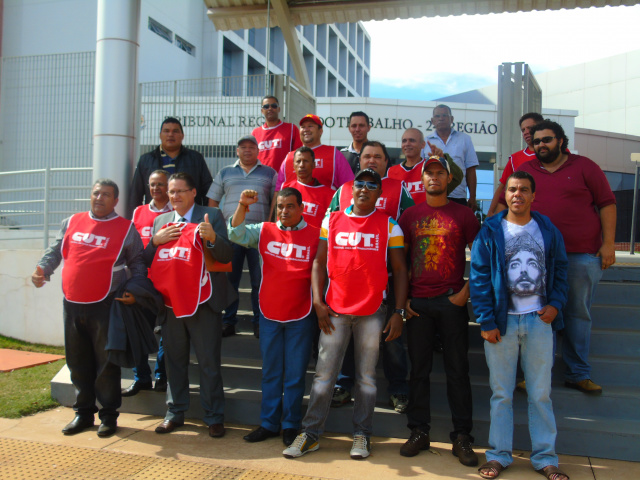 Comissão do Sintiespav e integrantes da Central única de Trabalhadores (CUT) comemorando a decisão. (Foto: Divulgação).