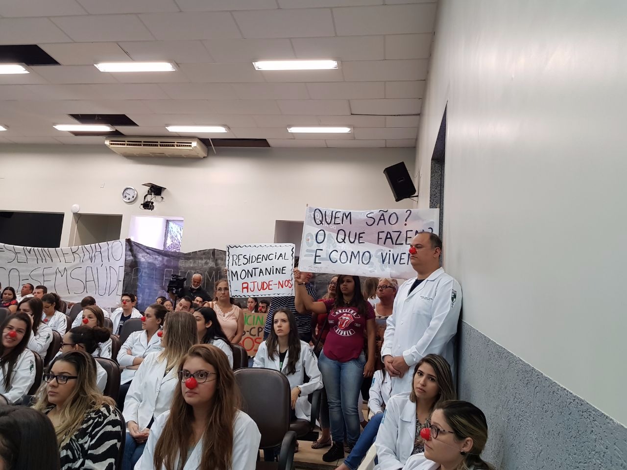 Estudantes de medicina protestaram na Câmara de Três Lagoas. (Fotos: Ricardo Ojeda/ Perfil News). 