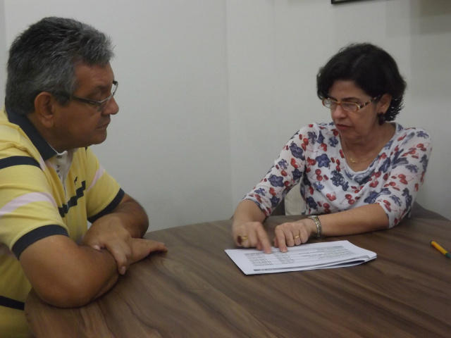 Marcia Moura explica ao jornalista Ricardo Ojeda como é feito os repasses de convênios ao município de Três Lagoas (Foto: Patrícia Miranda) 