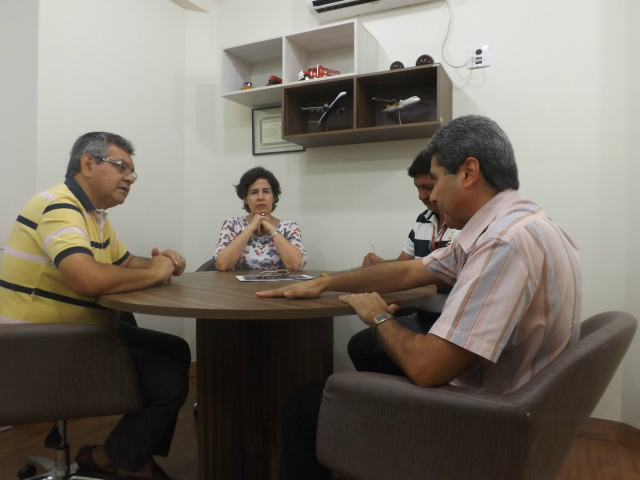 Durante entrevista, o assessor de Comunicação da prefeitura, Sebastião Neto acompanhou as indagações dos jornalistas (Foto: Patrícia Miranda)