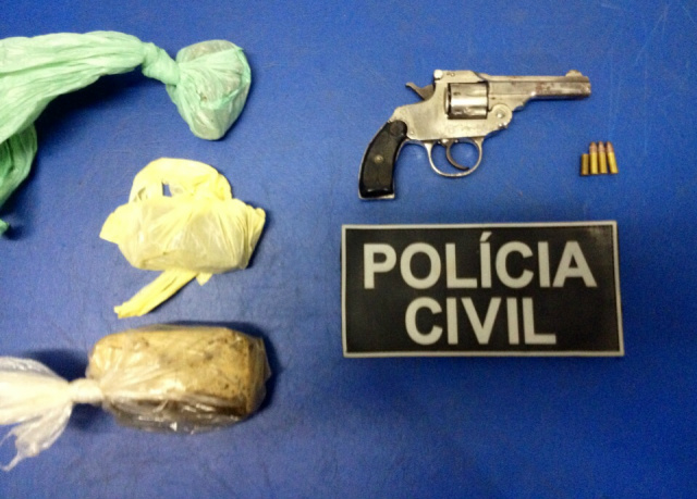 Uma arma calibre 22 e 187 gramas de maconha foram apreendidas durante a ação da Polícia Civil de Bataguassu. (Foto: Polícia Civil de Bataguassu)
