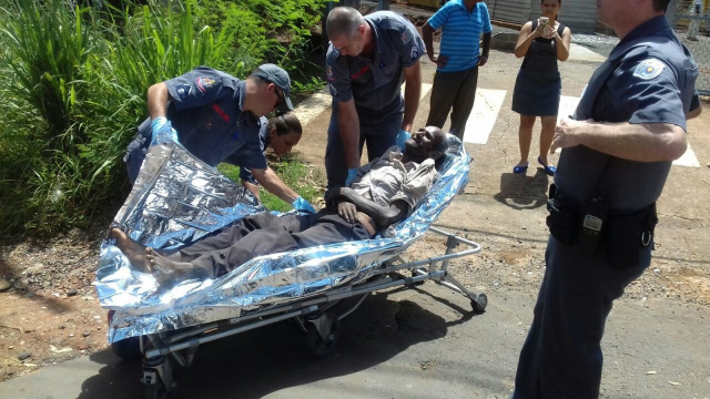 Suspeito de matar Simone é colocado em maca em Rio Preto; ele foi encontrado em uma mata e, debilitado, foi levado para UBS (Foto: Arquivo Pessoal)