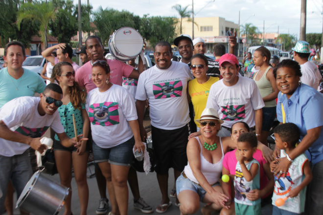 Diretoria e integrantes da escola de samba comemoram a vitória em frente do local de concentração (Fotos: Ricardo Ojeda)