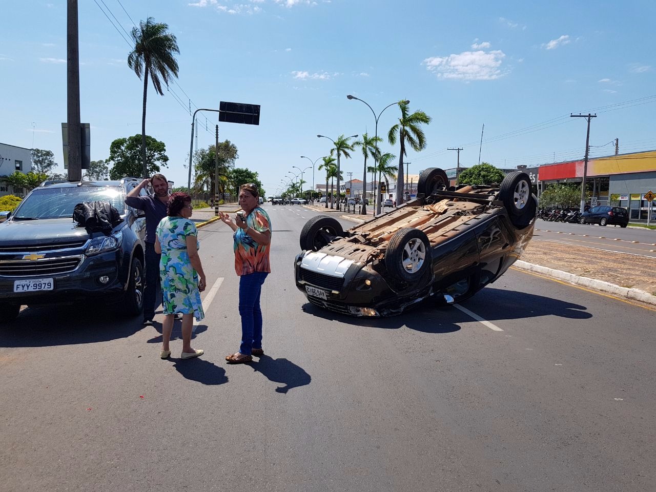 Motorista perde o controle da direção e capota carro em avenida de Três Lagoas. (Fotos: Ricardo Ojeda/ Perfil News). 