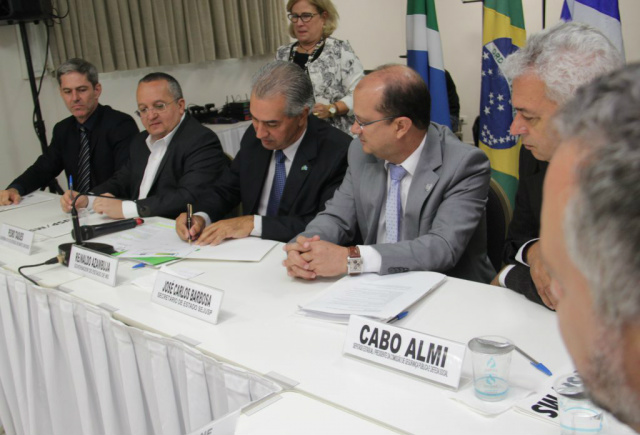 Reinaldo Azambuja assina o termo de cooperação, a lado do seu colega de Mato Grosso, Pedro Taques. (Foto: Chico Ribeiro)