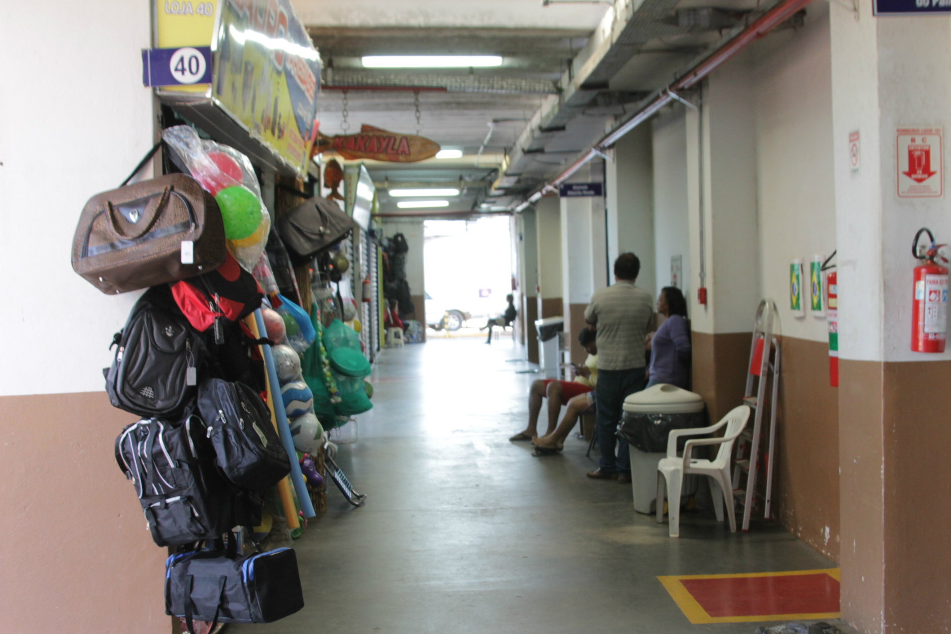 A grande maioria dos produtos vendidos no camelódromo são de origem estrangeira, especialmente da China (Foto: Léo Lima)