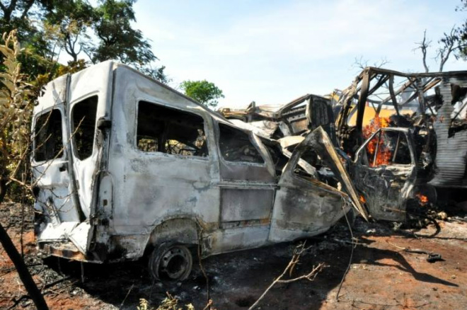 Impacto foi tão forte que os veículos envolvidos só pararam no meio do mato e ficaram destruídos pelas chamas (Foto: Marcio Rogério/Nova News)