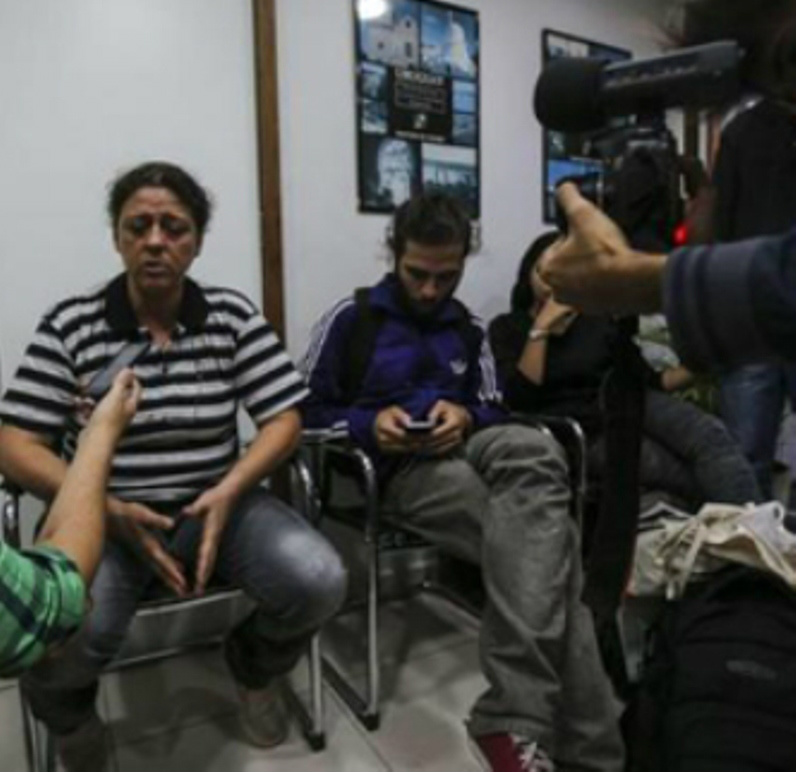 Eloísa Samy dá entrevista sobre o pedido de asilo político ao Uruguai; agora, está foragida (Foto: Conexão Jornalismo)